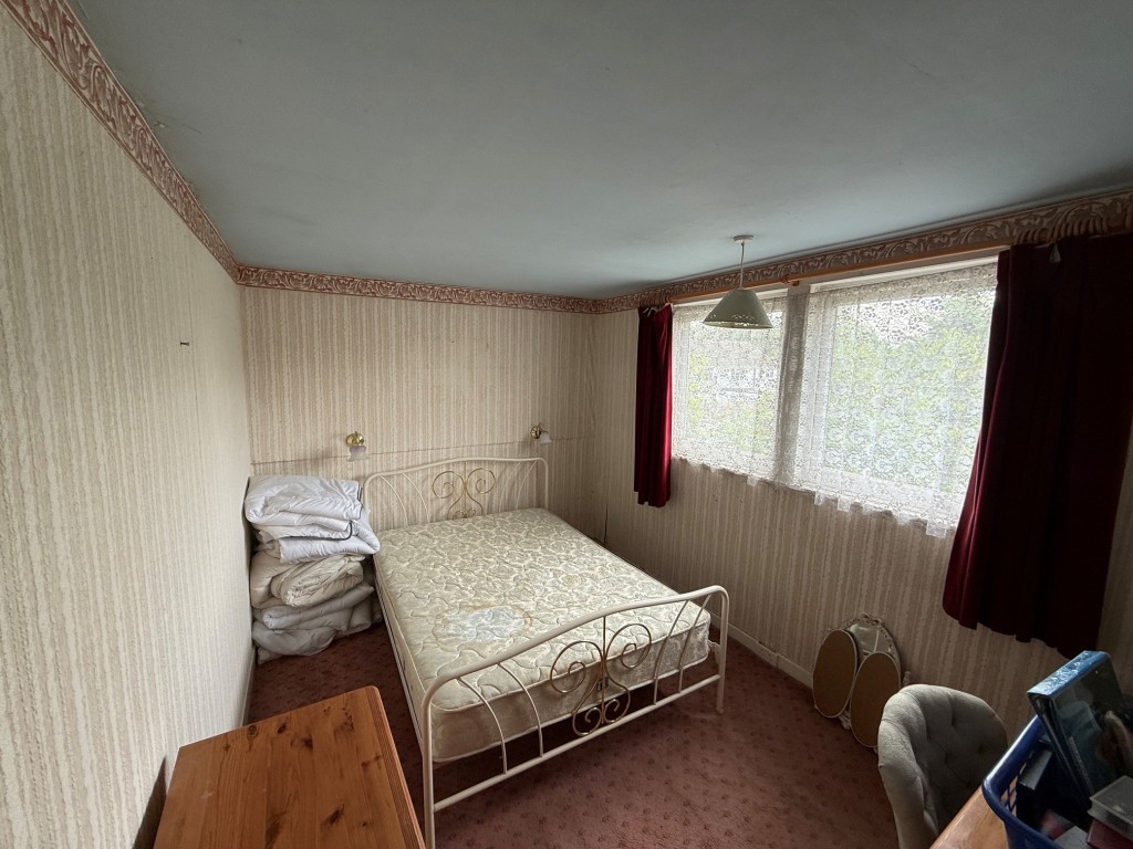 Lot: 84 - SEMI-DETACHED HOUSE FOR IMPROVEMENT - Bedroom two with window to rear